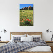 USA, Colorado, Boulder. Flatironen und Mohnblumen Leinwanddruck (Insitu (Schlafzimmer))