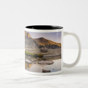 USA, Colorado, Rocky Mountain NP. Sturmwolken Zweifarbige Tasse