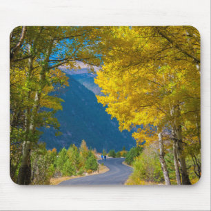 USA, Colorado. Straße flankiert von Espen Mousepad