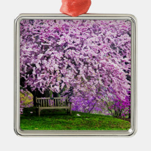 USA, Delaware, Wilmington. Holzbank unter Ornament Aus Metall