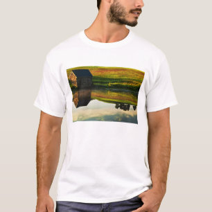 USA, Delaware, Wilmington. Steinscheune auf Rand T-Shirt