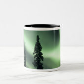 USA, Fairbanks area, Central Alaska, Aurora 2 Zweifarbige Tasse (Mittel)