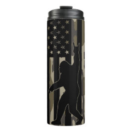 USA Flag Bigfoot Bottomland Camouflage Thermosbecher