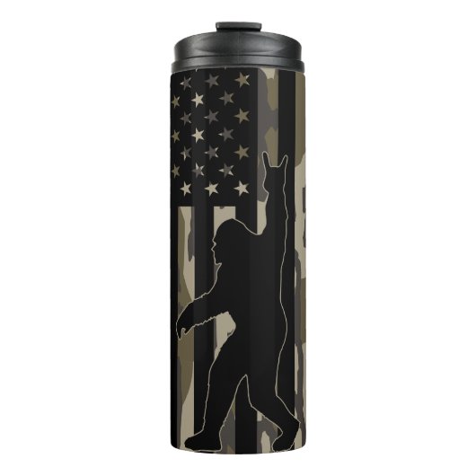 USA Flag Bigfoot Bottomland Camouflage Thermosbecher (Vorderseite)