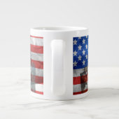 USA-Flagge mit Soldaten und Freiheitsstatue Jumbo-Tasse (Rückseite)