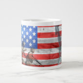 USA-Flagge mit Soldaten und Freiheitsstatue Jumbo-Tasse (Vorderseite)