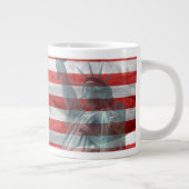 USA-Flagge mit Soldaten und Freiheitsstatue Jumbo-Tasse (Rechts)