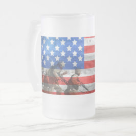 USA-Flagge mit Soldaten und Freiheitsstatue Mattglas Bierglas