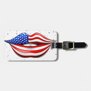 USA-Flaggen-Lippenstift auf lächelnden Gepäckanhänger
