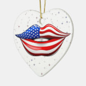 USA-Flaggen-Lippenstift auf lächelnder Keramikornament (Links)