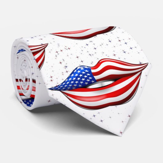 USA-Flaggen-Lippenstift auf lächelnder Krawatte (Gerollt)