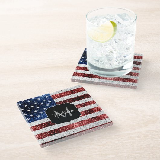 USA Flaggen Rot-Blau-Glitzern Glitzern Monogram Glasuntersetzer (Schrägansicht)