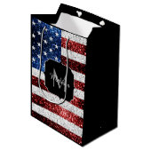 USA Flaggen Rot-Blau-Glitzern Glitzern Monogram Mittlere Geschenktüte (Vorderseite Schrägansicht)