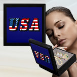 USA Flaggentext-Infobox Erinnerungskiste<br><div class="desc">Dieses Produkt weist die Farben der amerikanischen Flagge auf - rot, weiß und blau. Es ist eine großartige Möglichkeit, Ihre Liebe für Ihr Land zu zeigen und wäre ideal für den Alltag oder für besondere Feiertage wie den 4. Juli, den Gedenktag und den Veteranentag. Das sieht bei jedem Produkt gut...</div>