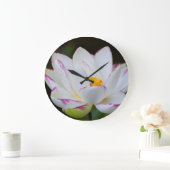 USA, Georgia, Savannah, Lootus Flower Blooming Große Wanduhr (Zuhause)