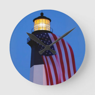 USA, Georgia, Tybee Insel, Flagge, die 2 fliegt Runde Wanduhr