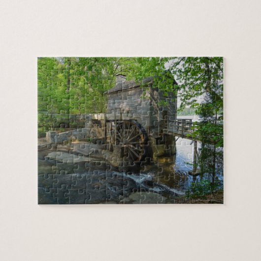 USA, Georgien, Steinberg, Wassermühle in Bäumen Puzzle (Horizontal)