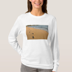 USA, Hawaii, Kauai, Kapa'a, Strand. RF) T-Shirt
