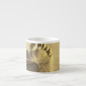 USA, Hawaii, Maui, Makena Beach, Footprint und Espressotasse (Vorderseite)