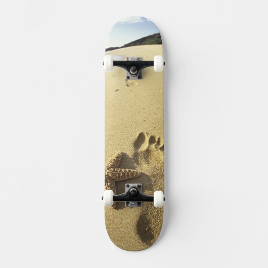 USA, Hawaii, Maui, Makena Beach, Footprint und Skateboard (Vorderseite)