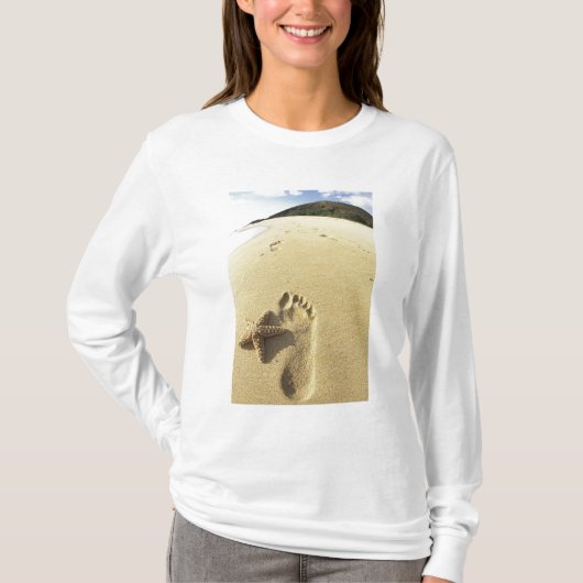 USA, Hawaii, Maui, Makena Beach, Footprint und T-Shirt (Vorderseite)