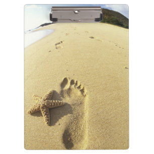 USA, Hawaii, Maui, Makena Beach, Fußabdruck und Klemmbrett