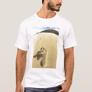 USA, Hawaii, Maui, Makena Beach, Fußabdruck und T-Shirt