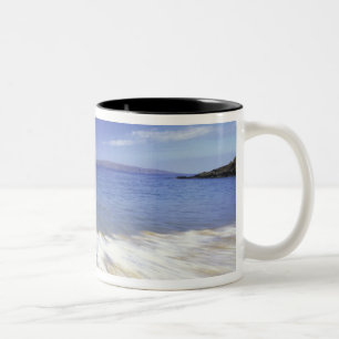 USA, Hawaii, Maui, Wellen kommen in Makena an Zweifarbige Tasse