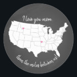 USA I Liebe Sie mehr als die Meilen zwischen uns Runder Aufkleber<br><div class="desc">designed by the Arty Apples Limited. Great way to remember what we all went through in 2020</div>