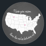 USA I Liebe Sie mehr als die Meilen zwischen uns Runder Aufkleber<br><div class="desc">designed by the Arty Apples Limited. Great way to remember what we all went through in 2020</div>