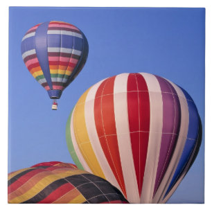 USA, Idaho, Teton Valley. Farbenfrohe heiße Luft Fliese