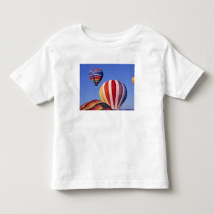 USA, Idaho, Teton Valley. Farbenfrohe heiße Luft Kleinkind T-shirt