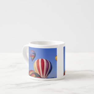 USA, Idaho, Teton Valley. Farbige Heißluft Espressotasse
