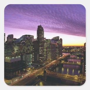 USA, IL, Chicago. Chicago Skyline und Fluss Quadratischer Aufkleber