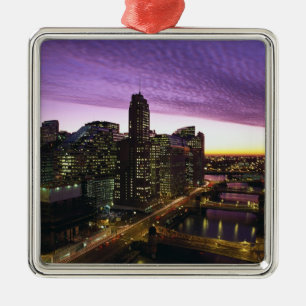 USA, IL, Chicago. Skyline und Fluss von Chicago Ornament Aus Metall