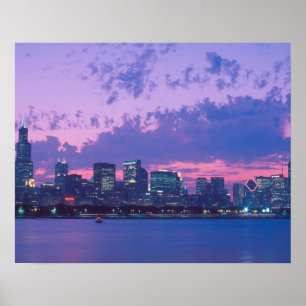 USA, IL. Skyline von Chicago bei Dämmerung Poster