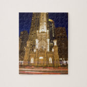 USA, Illinois, Chicago, Wasserturm beleuchtet Puzzle (Vertikal)