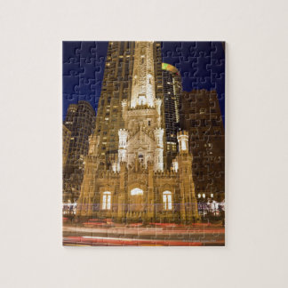 USA, Illinois, Chicago, Wasserturm beleuchtet Puzzle