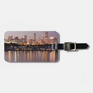 USA, Illinois, Skyline von Chicago in der Abenddäm Gepäckanhänger