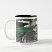 USA, Indiana, kastanienbraun: Kastanienbraun, Zweifarbige Tasse (Links)