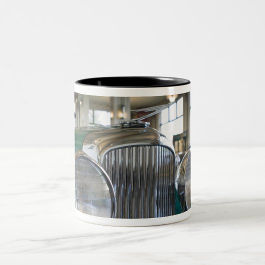 USA, Indiana, kastanienbraun: Kastanienbraun, Zweifarbige Tasse (Mittel)