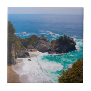 USA, Kalifornien. Blick auf Mcway Falls Fliese