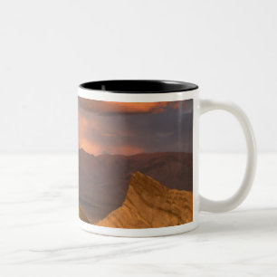 USA, Kalifornien, Death Valley Nationalpark. 2 Zweifarbige Tasse