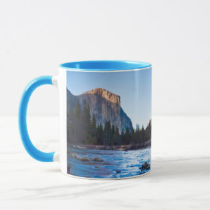 USA, Kalifornien. Felsige Reflexionen in Merced Tasse