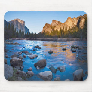 USA, Kalifornien. Felsreflexe in zusammengefasster Mousepad