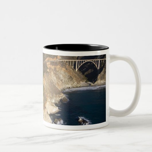 USA. Kalifornien. Großer Sur. Bixby-Brücke Zweifarbige Tasse (Rechts)