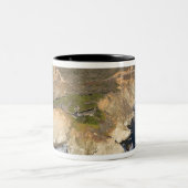 USA. Kalifornien. Großer Sur. Bixby-Brücke Zweifarbige Tasse (Mittel)
