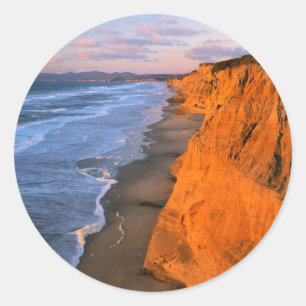 USA, Kalifornien, Klippen am Pescadero State Beach Runder Aufkleber