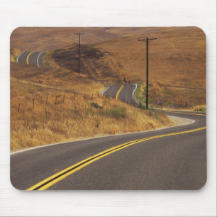 USA, Kalifornien. Kurvenreiche Landstraße. Credit Mousepad