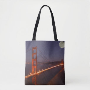 USA, Kalifornien, Marin. Mondaufgang über dem Tasche